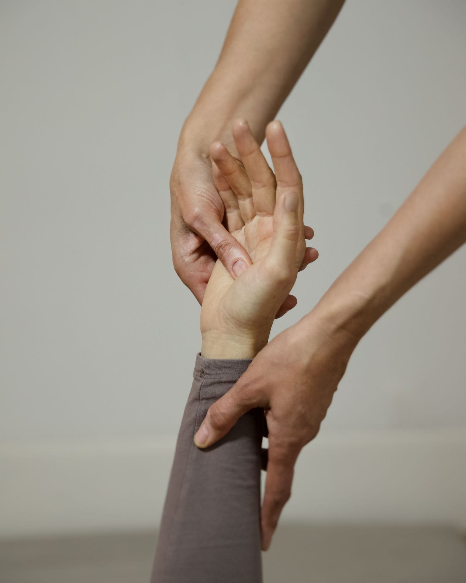 Gabriela Kistler bei Shiatsu Behandlung vom frauen­spezifischen Themen: Hand